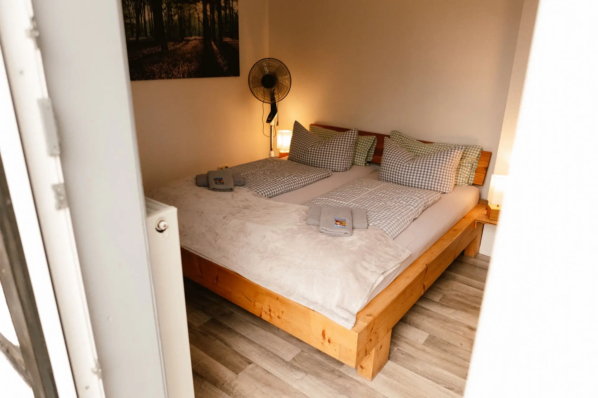 Doppelzimmer: Blick von der Tür auf das Doppelbett mit Leselampen