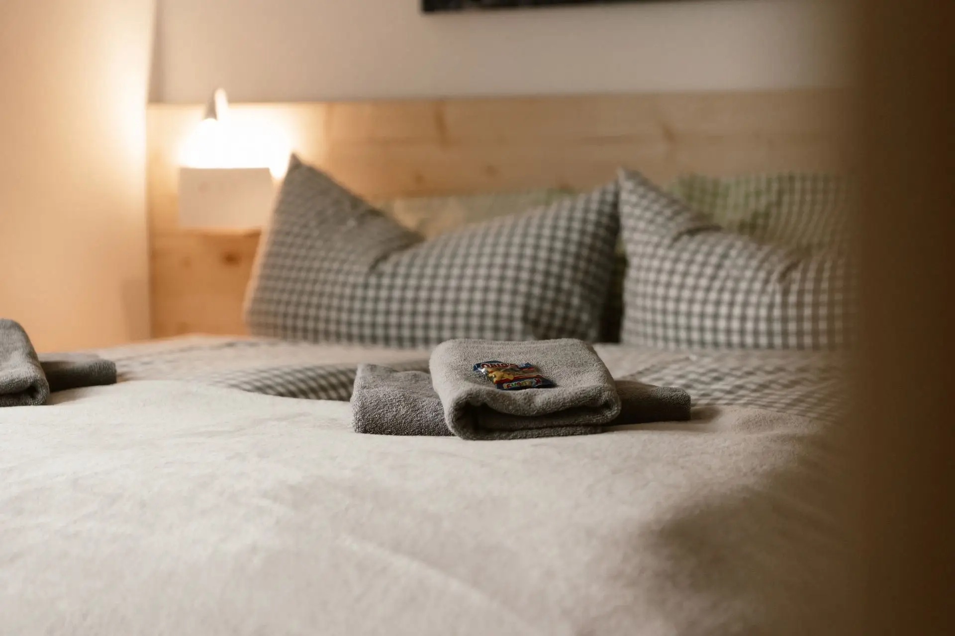 Kleines Doppelzimmer: frische Handtücher mit Willkommensgruß auf dem Bett