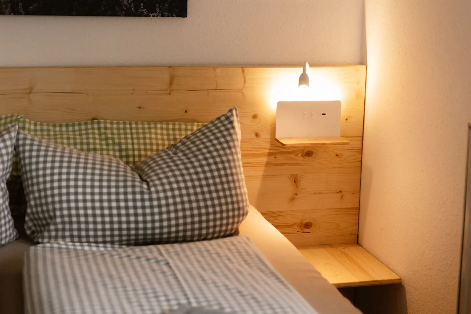Kleines Doppelzimmer: Holzkopfteil mit Leselampe und USB-Anschluss