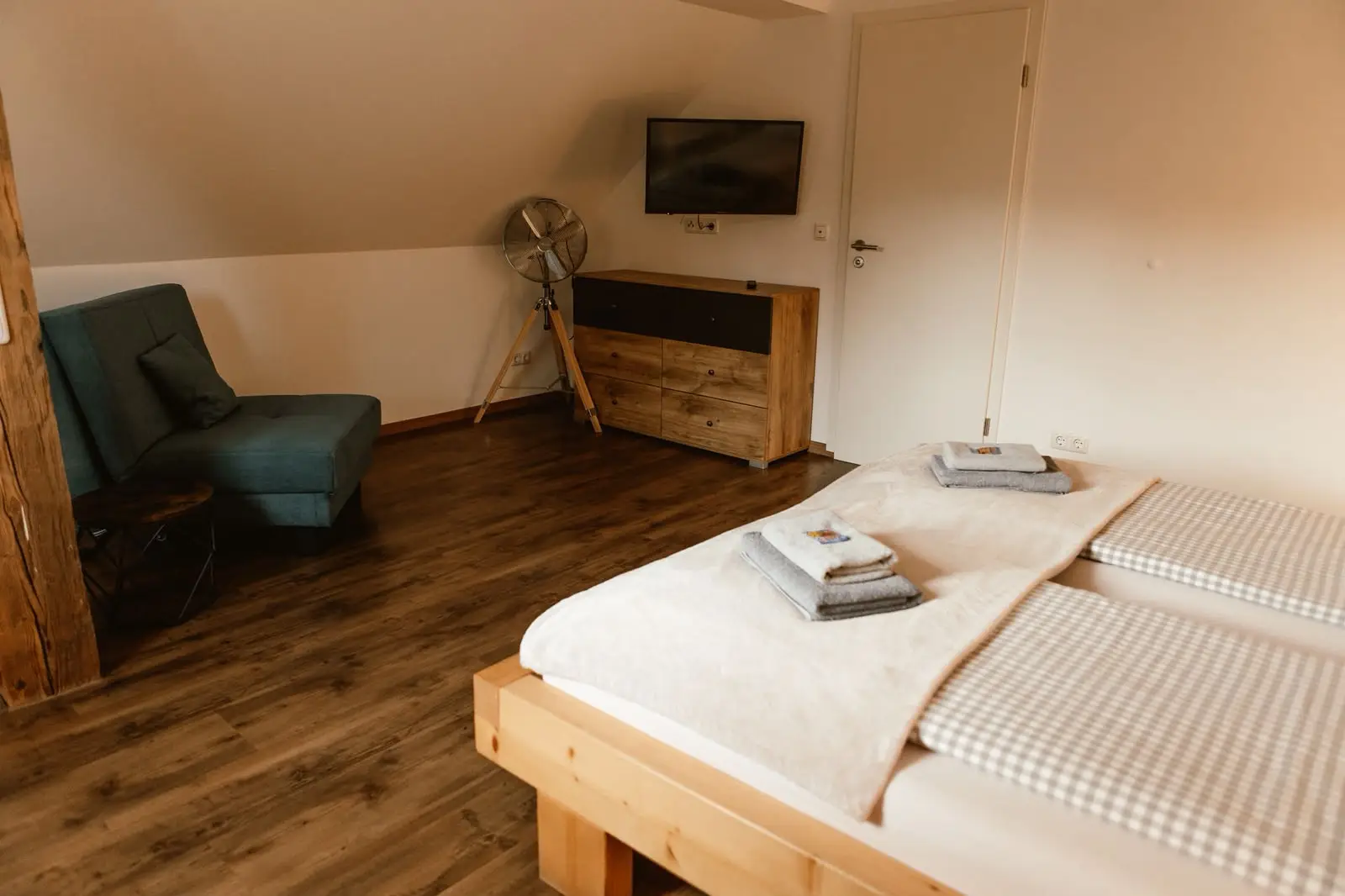 Familien-Suite: obere Ebene mit Bett, Kommode, Fernseher und Sessel