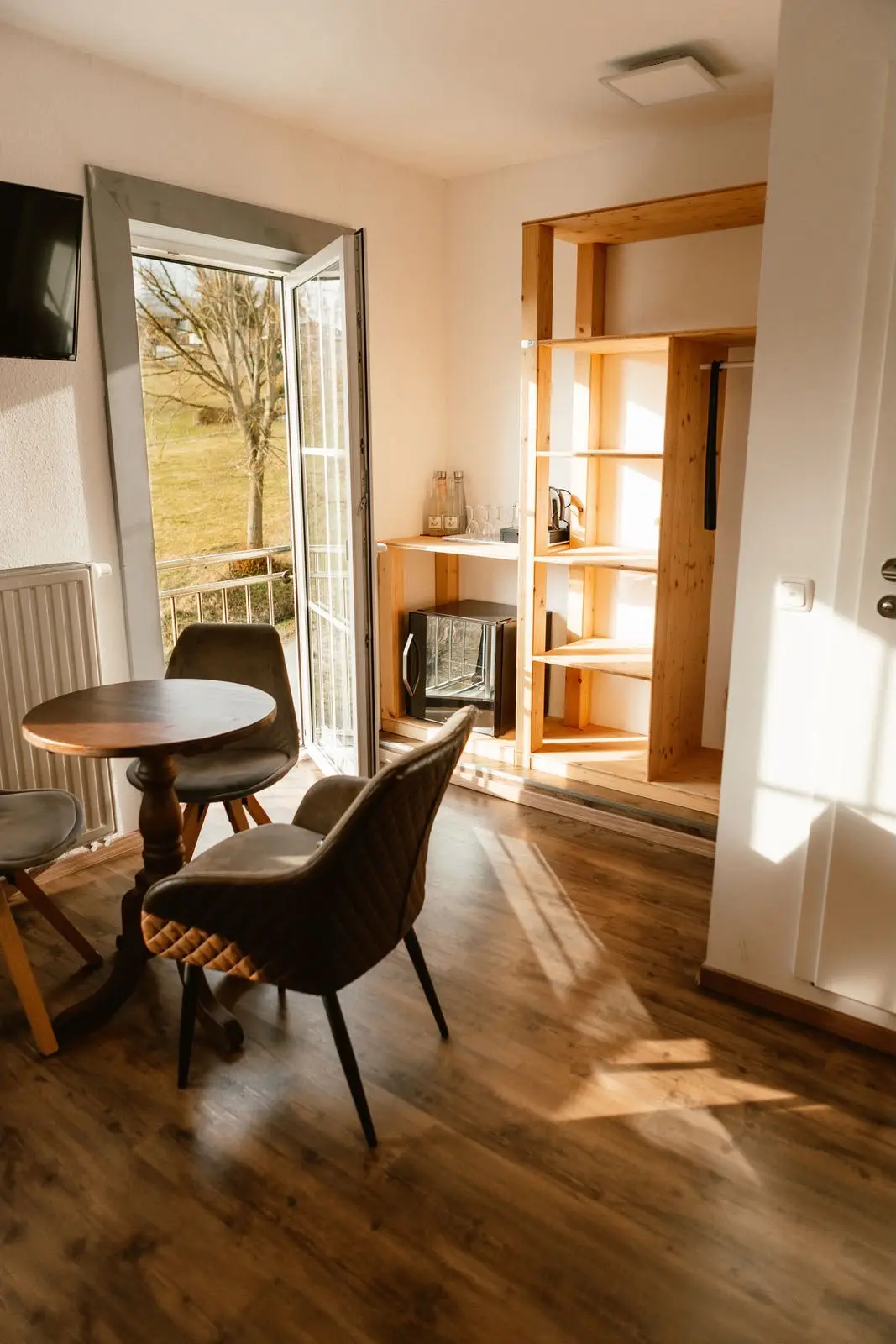 Familien-Suite: Sitzecke mit offener Balkontür, Kaffeemaschine und Kleiderschrank