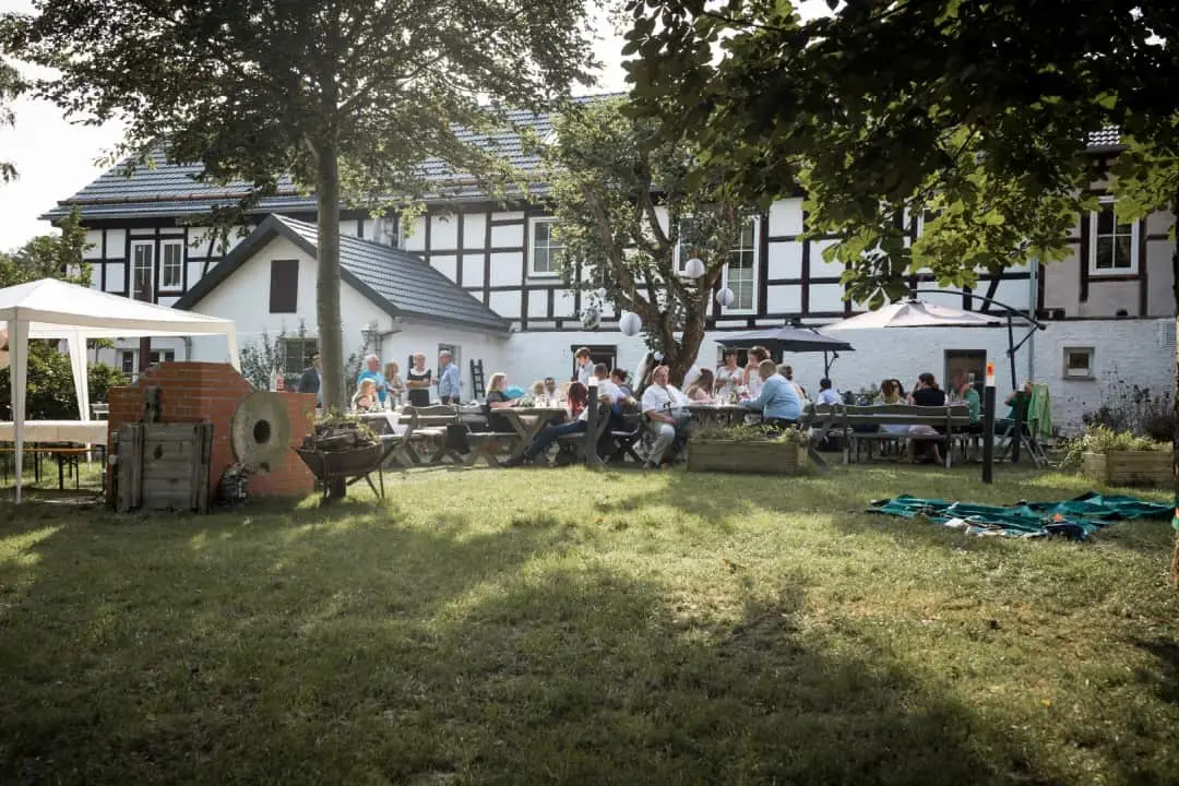 Feier im Garten unter alten Bäumen