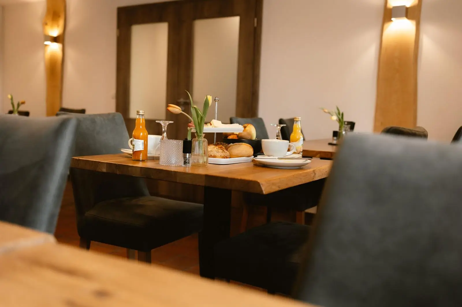 Gedeckter Frühstückstisch mit Etagere, frischen Brötchen und Kaffee
