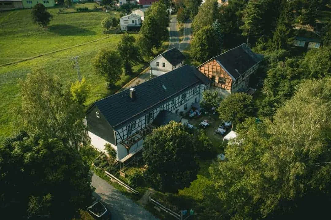 Luftaufnahme des Landgasthofs Wetteraperle im Grünen