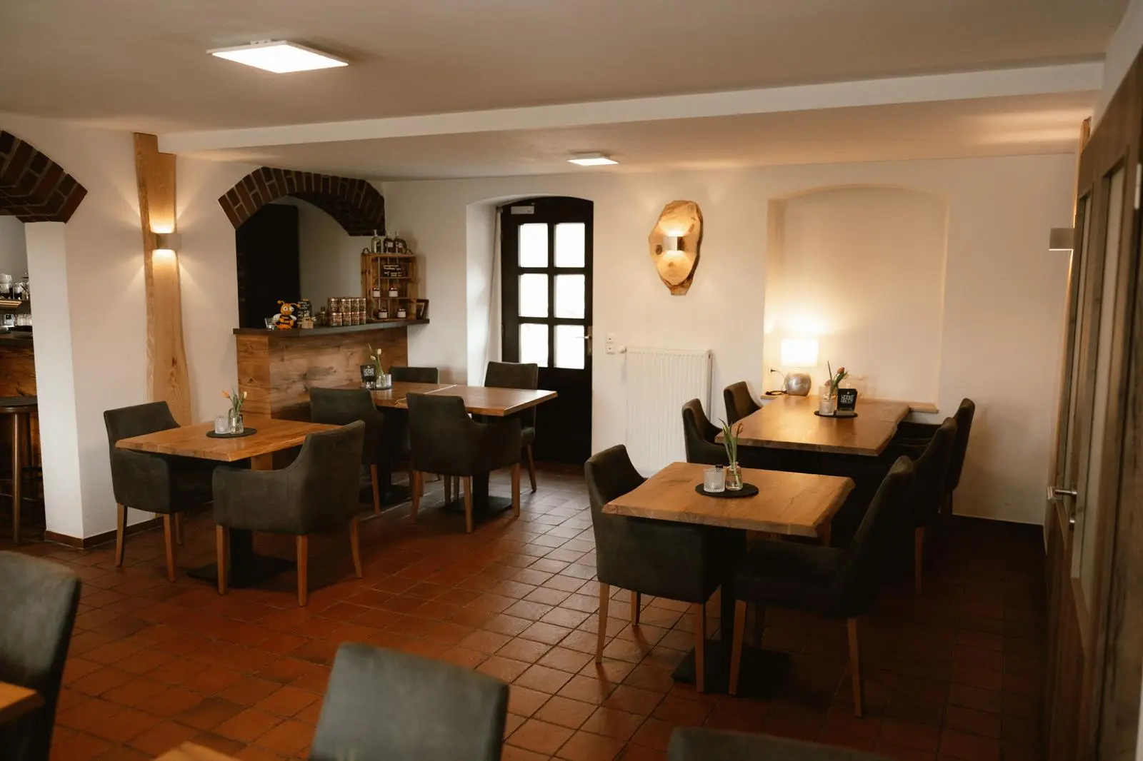 Gastraum mit Bar – Platz für Gesellschaften